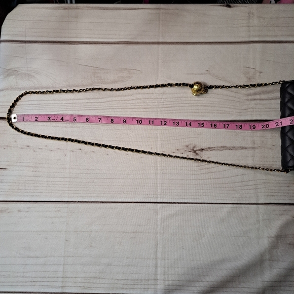 Black Quilted Chain Shoulder Bag - Picture 5 of 11